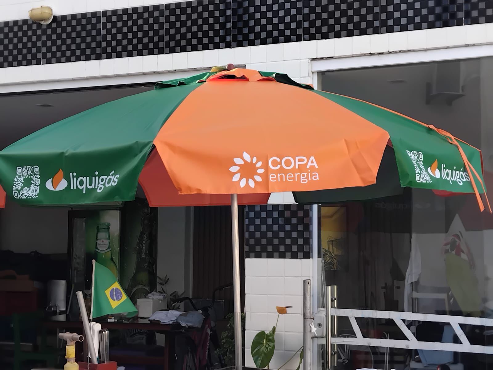 Guarda-sol MiniKay em uma praia